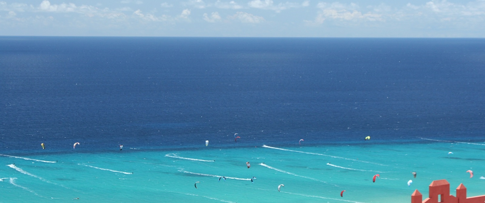 Wind- & Kitesurfer vor den Wohnungen im Atlantik