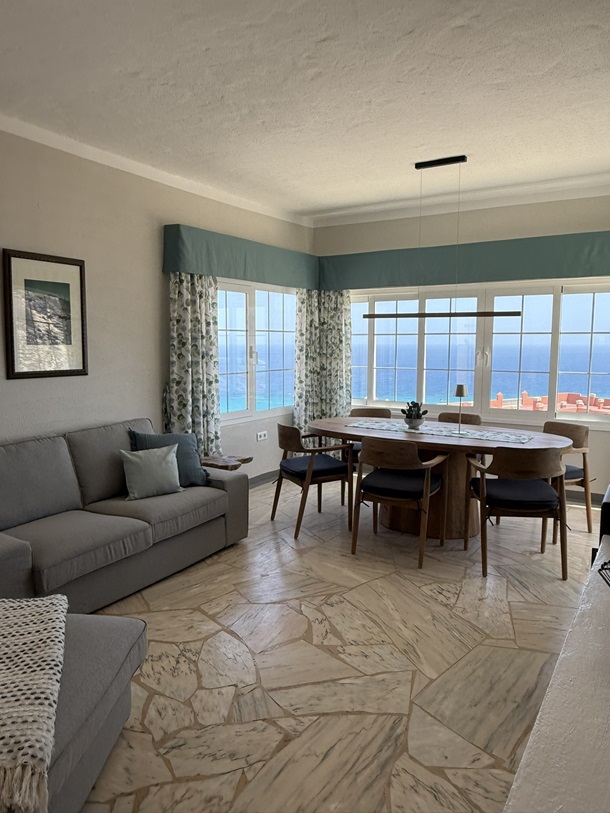 Wohn- & Essbereich mit Ausblick auf das Meer