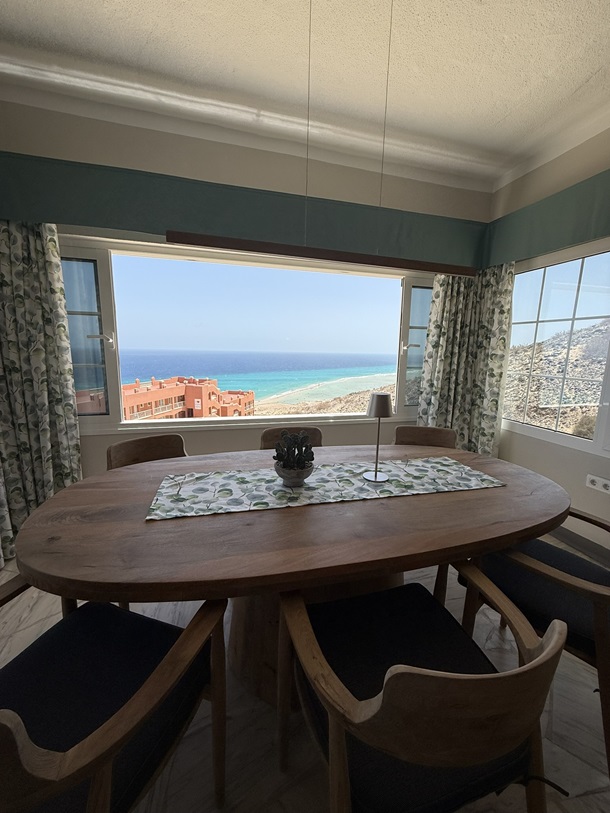 Essbereich mit geöffneten Fenstern & Blick auf den Atlantik