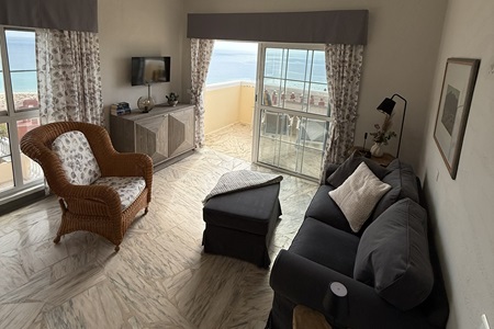 Essbereich der Wohnung 1 im Sonnenaufgang mit traumhaftem Ausblick