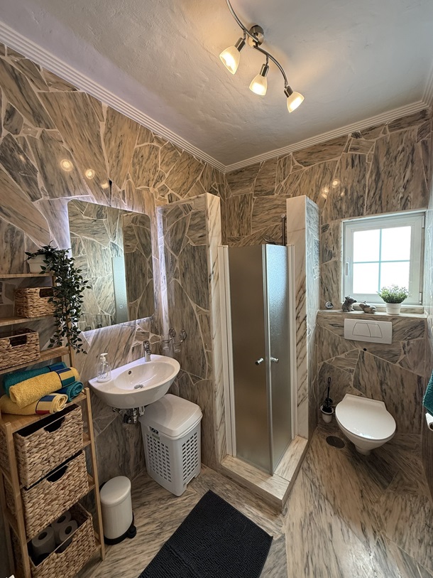 Badezimmer im Naturstein-Look