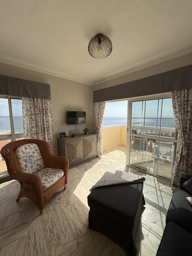 Wohnbereich mit Zugang zum Balkon