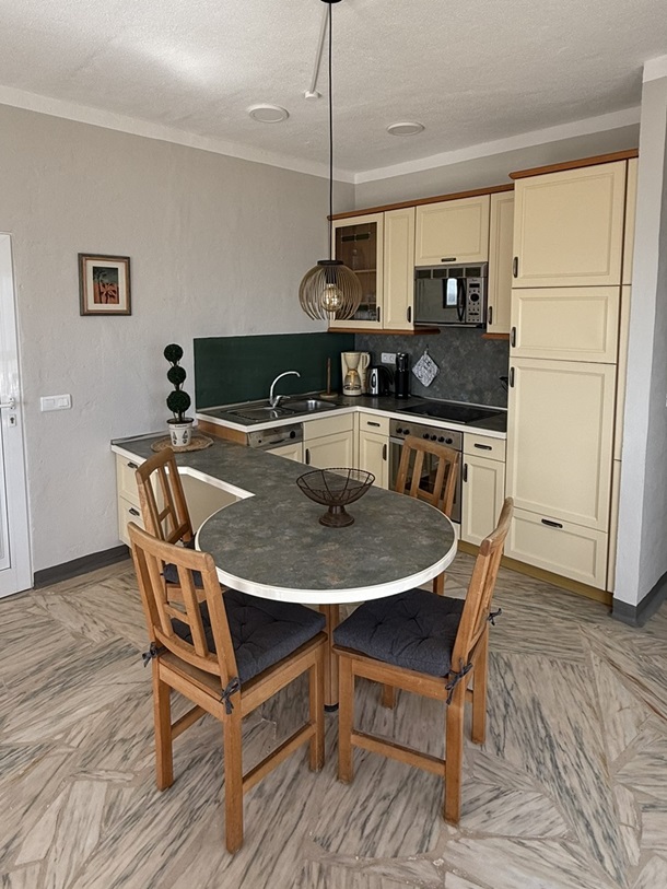 Voll ausgestattete Küche mit integriertem Essbereich