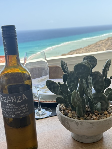 Blick über den Esstisch auf den Strand/Atlantik