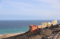 Blick auf Apartments und Atlantik