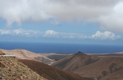 Blick über Berge zum Meer