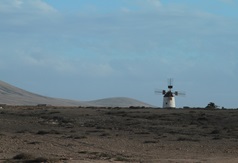 Windmühle in Wüstenlandschaft