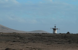 Windmühle in Wüstenlandschaft